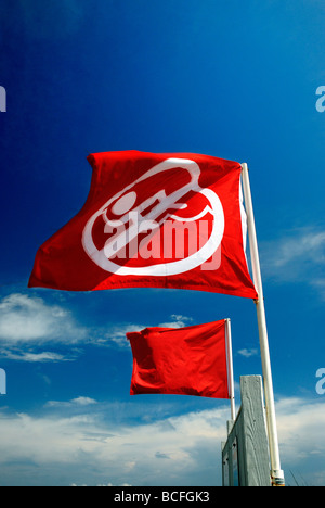 Kein Strand zum Schwimmen Fahnen Stockfoto