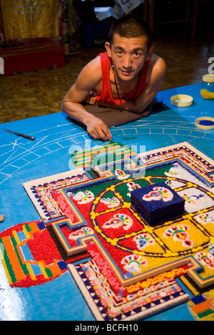 Buddhistischer Mönch auf ein Sandmandala im Dip Tse Chock Ling Gompa (Kloster) arbeiten. McCleod Ganj. Himachal Pradesh. Indien. Stockfoto