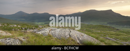 Panoramablick auf Llyn-y-Gader, Llyn-y-Dywarchen, Mynydd Mawr und Mynydd Drws-y-Coed von Rhyd Ddu Fußweg an den unteren hängen Stockfoto