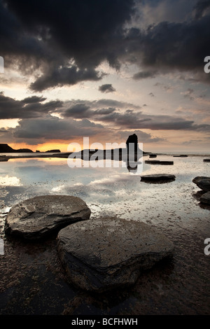 Sommer Sonnenuntergang am Black Nab gegen Bay in der Nähe von Whitby North Yorkshire Coast Stockfoto