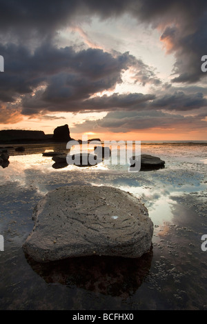 Sommer Sonnenuntergang am Black Nab gegen Bay in der Nähe von Whitby North Yorkshire Coast Stockfoto