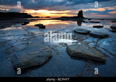 Sommer Sonnenuntergang am Black Nab gegen Bay in der Nähe von Whitby North Yorkshire Coast Stockfoto