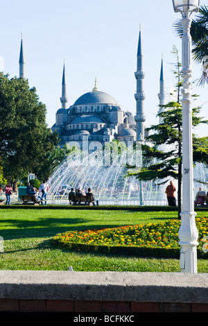 Türkei, Istanbul, blaue Moschee oder Sultanahmet Camii, mit Park & Brunnen im Vordergrund, Menschen auf Bank heißen sonnigen Tag entspannen Stockfoto