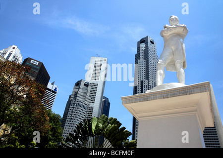 Statue von Raffles und Skyline von Singapur Stockfoto