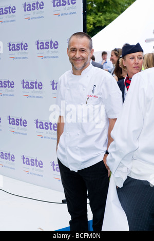 Geschmack von London, Promi Meisterkoch Michel Roux Jr. in weißen Witze mit Kollegen bei der Eröffnungsfeier der Ausstellung Stockfoto