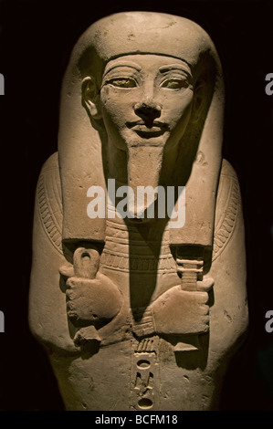 Ägyptische mummienförmige Kalkstein-Grabstatue des Elitebeamten Tjel, Bürgermeisters von Memphis, mit großer schwerer Perücke und göttlichem Bart, 18. Dynastie Stockfoto