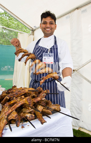 Geschmack von London, Anil Kumar die gastronomischen indischen Restaurant Benares Küchenchef kocht Lamm Koteletts im traditionellen Tontopf Ofen Stockfoto