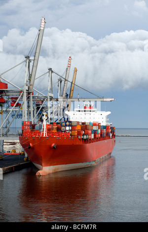 Frachter an Laderampe Stockfoto