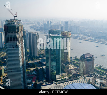 Erhöhten Blick Blick nach Süden über den Stadtteil Pudong und Huangpu River in Shanghai in Richtung Nanpu-Brücke. Stockfoto