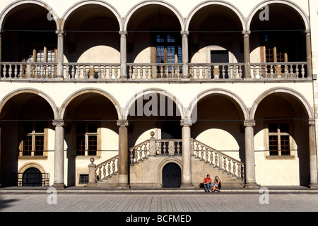 Paar sitzt im Innenhof, Königsschloss Wawel, Krakau, Polen Stockfoto