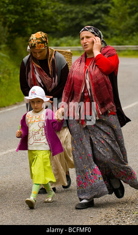 Zwei ethnische Frau mit Kind zu Fuß auf der Straße zu Rize im Osten der Türkei nahe der Grenze zu Georgien Stockfoto
