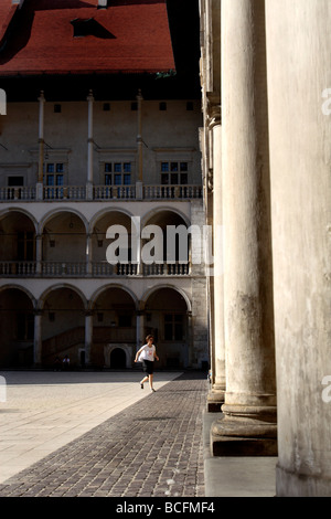 Besucher im Innenhof, Königsschloss Wawel, Krakau, Polen Stockfoto