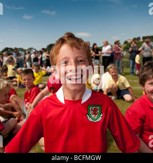 ein glückliches Lachen roten Haaren sommersprossigen konfrontiert jungen, während Grundschule Sporttag UK Stockfoto