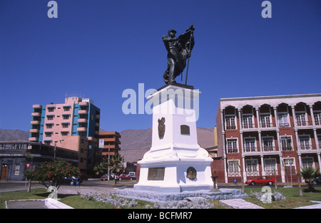 Statue von General Arturo Prat Chacon (einem chilenischen Helden des Pazifikkrieges) auf der Plaza 21 de Mayo am Ende der Baquedano Street, Iquique, Chile Stockfoto