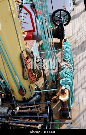 Blickte auf Deck mit rigging-Linien von Segel und Winden Schiffe Stockfoto