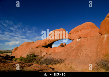 Naturstein-Fenster in den Spitzkoppe Bergen im frühen Licht im Damaraland Namibia Stockfoto