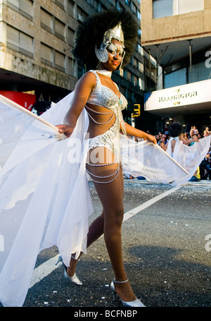 Teilnehmer-Tänzerin in der jährlichen nationalen Festival von Uruguay in Montevideo Stockfoto