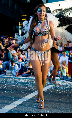 Teilnehmer-Tänzerin in der jährlichen nationalen Festival von Uruguay in Montevideo Stockfoto