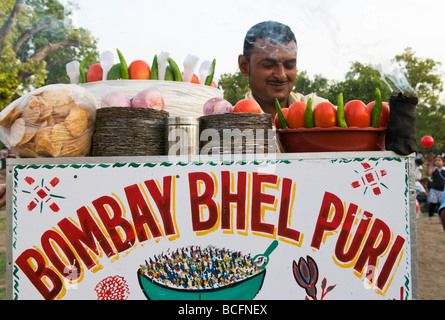 Lebensmittel-Kiosk mit Bombay Bhel Puri in New Delhi Indien Stockfoto