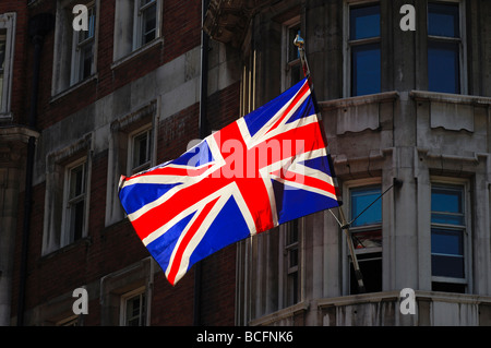 Die Gösch der Nationalflagge des Vereinigten Königreichs in der Sonne vor einem dunklen Hintergrund, London, Vereinigtes Königreich Stockfoto