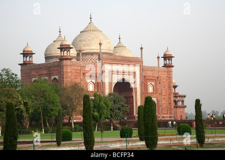 Die Moschee an der Seite des Taj Mahal Agra It wird durch das Gästehaus auf der gegenüberliegenden Seite gespiegelt. Stockfoto