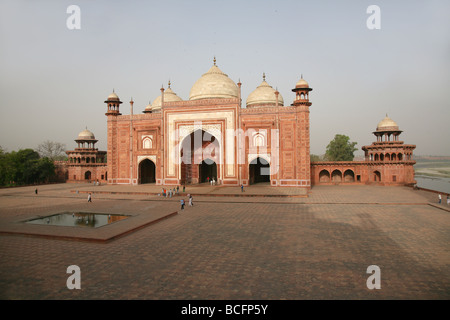 Die Moschee an der Seite des Taj Mahal Agra It wird durch das Gästehaus auf der gegenüberliegenden Seite gespiegelt. Stockfoto