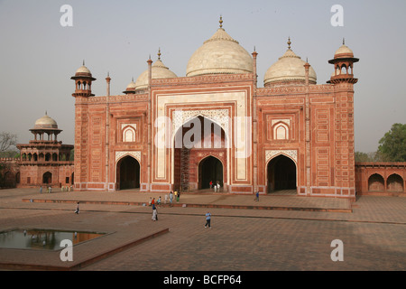 Die Moschee an der Seite des Taj Mahal Agra It wird durch das Gästehaus auf der gegenüberliegenden Seite gespiegelt. Stockfoto