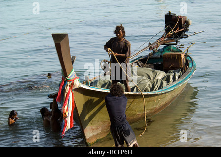 Urak Lawoi Fischer und Kinder spielen um Rawai Village Phuket Thailand Stockfoto