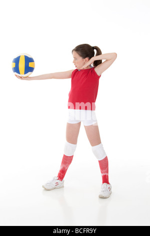 Süße kaukasische Mädchen, das den Ball im volleyball Stockfoto