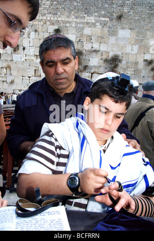 Israel alte Stadt von Jerusalem Bar Mitzvah Zeremonie A junge von 13 Verlegung Tefillin an der Klagemauer Stockfoto