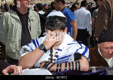 Israel alte Stadt von Jerusalem Bar Mitzvah Zeremonie A junge von 13 Verlegung Tefillin an der Klagemauer Stockfoto