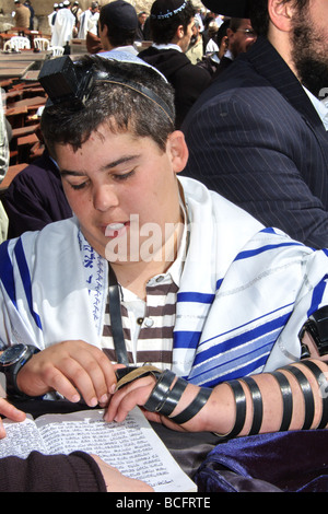 Israel alte Stadt von Jerusalem Bar Mitzvah Zeremonie A junge von 13 Verlegung Tefillin an der Klagemauer Stockfoto