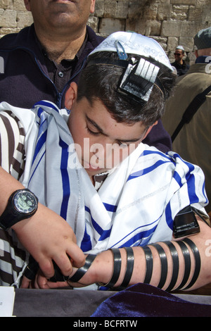 Israel alte Stadt von Jerusalem Bar Mitzvah Zeremonie A junge von 13 Verlegung Tefillin an der Klagemauer Stockfoto