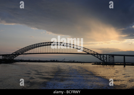 Die Bayonne Bridge überspannt den Kill van Kull im New Yorker Hafen verbindet Staten Island und Bayonne, N. J. Stockfoto