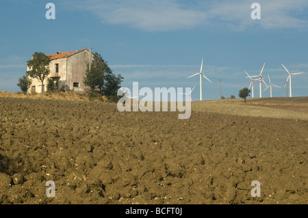 Ein Haus in der Nähe von Windkraftanlagen Alberona Italien Stockfoto