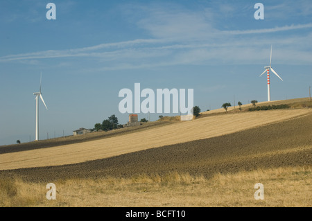 Ein Haus in der Nähe von Windkraftanlagen Alberona Italien Stockfoto