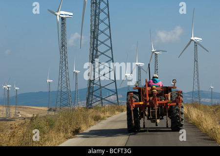 Ein Traktor auf einer Straße mit Windkraftanlagen Alberona Italien Stockfoto