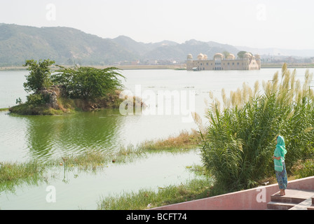 Weibliche Touristen in der Nähe von Jal Mahal Wasserpalast. Jaipur, die rosa Stadt Staat Rajasthan, Indien. Stockfoto