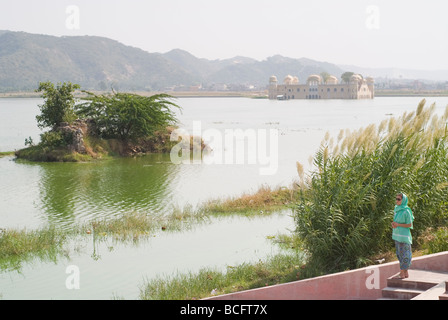 Weibliche Touristen in der Nähe von Jal Mahal Wasserpalast. Jaipur, die rosa Stadt Staat Rajasthan, Indien. Stockfoto