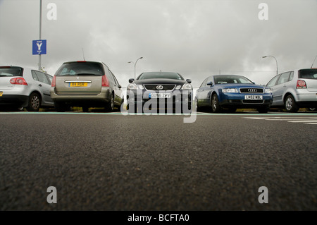 Mietwagen in einem Flughafenparkplatz Stockfoto