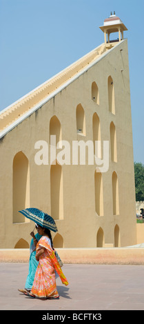 Frauen in der traditionellen indischen Kleid Jantar Mantar. Jaipur, Indien. Stockfoto