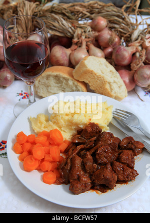 Eine Mahlzeit des Boeuf Bourguignonne Eintopf mit Flügel und Brot Stockfoto