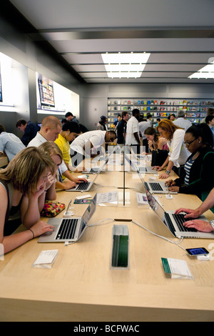 Kunden, die versuchen, Computer im Apple Store, Fifth Avenue, New York City, USA Stockfoto