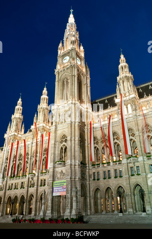 WIEN, Österreich – das neue Rathaus ist das wichtigste Gemeindegebäude Wiens und ein Meisterwerk neogotischer Architektur. Das von Architekt Friedrich Schmidt entworfene und zwischen 1872 und 1883 fertiggestellte Gebäude wurde dem gotischen Rathaus in Brüssel nachempfunden. Das Rathaus dient als Sitz der Wiener Gemeindeverwaltung und beherbergt das Amt des Bürgermeisters von Wien. Stockfoto