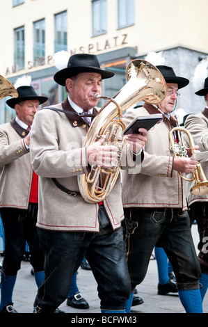 WIEN, Österreich – Eine traditionelle Blaskapelle mit Tubas, die durch den Stephansplatz in Wien ziehen. Die Bandmitglieder tragen traditionelle Kleidung, während sie auftreten. Stockfoto