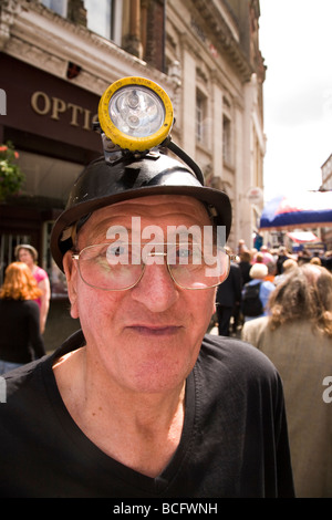 Ein ehemaliger Bergmann trägt einen Helm von Grube und nimmt an der 2009 Durham Bergarbeiter Gala. Stockfoto