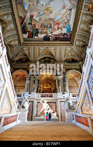 Kunsthistorisches Museum große Treppe Marmorskulptur Decke Fresko Wien Österreich / WIEN, Österreich – Besucher steigen die große Treppe des Kunsthistorischen Museums hinauf in Richtung Antonio Canovas weißem Marmor „Theseus und der Zentaur“, das unter Mihály Munkácsy schwungvollem Deckengemälde „Apotheose der Renaissance“ steht. Die um 1805–1819 gemeißelte Canova-Gruppe wurde bei Eröffnung des Museums aus dem Theseustempel im Volksgarten verlegt; sie wurde nicht von Napoleon in Auftrag gegeben, sondern von den Habsburgern erworben und hier als skulpturaler Anker des Treppenhauses aufgestellt. Eröffnet am 17. Oktober 1891, t Stockfoto