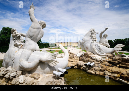 WIEN, Österreich - Neptunbrunnen im Schloss Schönbrunn. Schloss Schönbrunn, ein herrliches barockes architektonisches Meisterwerk in Wien, war die ehemalige Sommerresidenz der Habsburger Monarchen. Heute gehören der Palast und seine weitläufigen Gärten zum UNESCO-Weltkulturerbe und ziehen jedes Jahr Millionen von Besuchern an, die seine historische und kulturelle Bedeutung zu schätzen wissen. Stockfoto