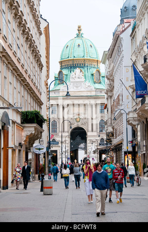 WIEN, Österreich – Eine Straßenszene in der Wiener Altstadt. Das Bild fängt die historische Architektur und die lebendige Atmosphäre des Stadtzentrums ein. Die Wiener Altstadt gehört zum UNESCO-Weltkulturerbe. Stockfoto