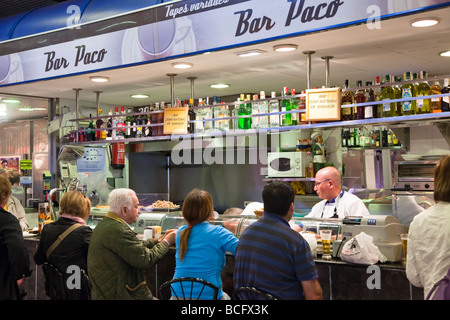 Menschen essen Tapas in Markthalle bar Mercat de l'Olivar Palma Mallorca Spanien Stockfoto